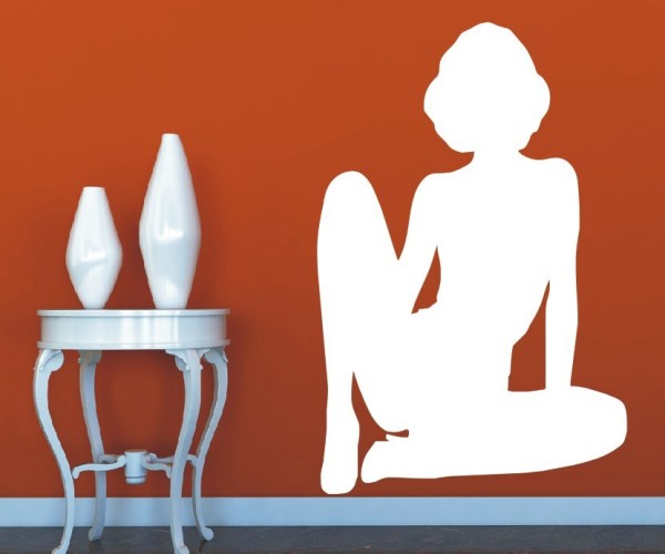 Wandtattoo Menschenschatten | Eine sexy Frau sitzt breitbeinig auf dem Boden als Silhouette | ✔Made in Germany  ✔Kostenloser Versand DE