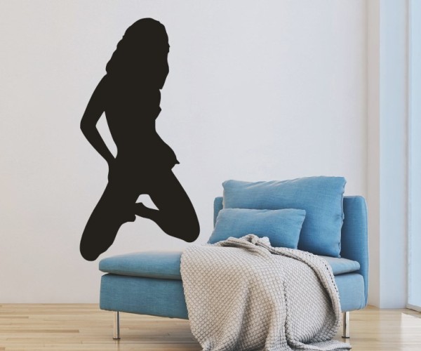 Wandtattoo Menschenschatten | Eine Frau in sexy Pose kniet am Boden und hat die Hände an der Hüfte als Silhouette | ✔Made in Germany  ✔Kostenloser Versand DE