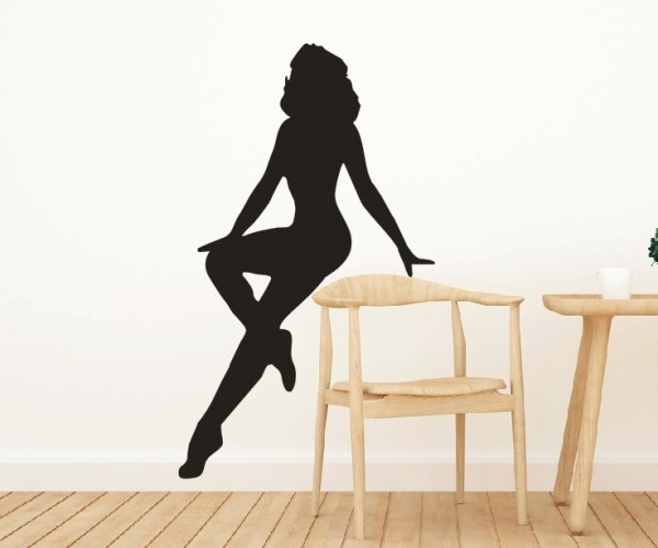 Wandtattoo Menschenschatten | Eine sexy Frau sitzt auf einer Kante als Silhouette | ✔Made in Germany  ✔Kostenloser Versand DE
