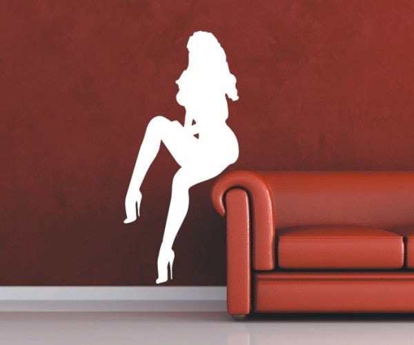 Wandtattoo Menschenschatten | Eine sexy Frau sitzt mit High Heels auf einer Kante als Silhouette | ✔Made in Germany  ✔Kostenloser Versand DE