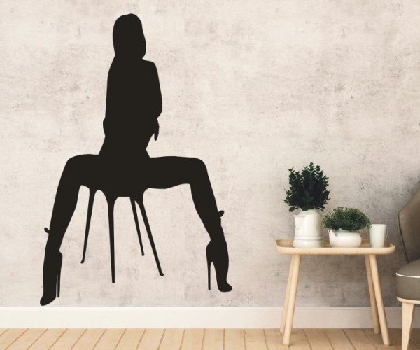Wandtattoo Menschenschatten | Eine sexy Frau sitzt breitbeinig auf einem Hocker als Silhouette | ✔Made in Germany  ✔Kostenloser Versand DE