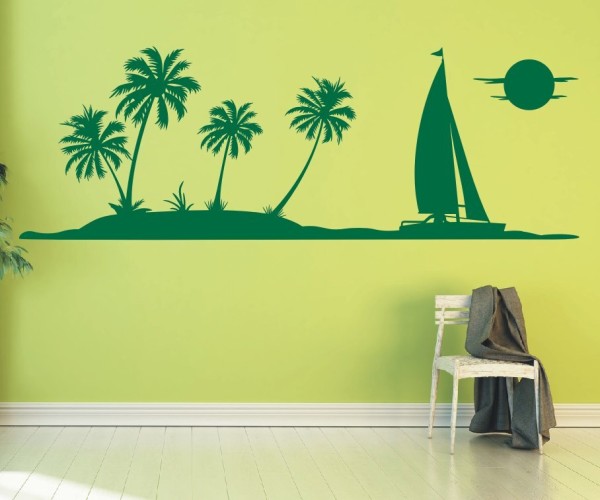 Landschaft Wandtattoo | Eine tropische Insel mit Palmen, der Sonne vor der ein Segelschiff fährt