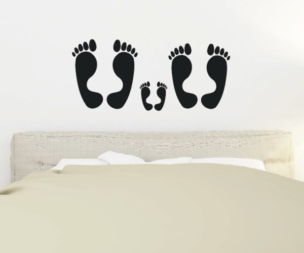 Wandtattoo Schlafzimmermotiv | Füße der Eltern und des Kindes in der Mitte | ✔Made in Germany  ✔Kostenloser Versand DE