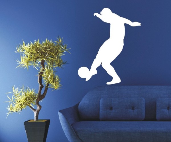 Wandtattoo Sportschatten | Ein Fußballspieler mit Ball als Silhouette günstig kaufen