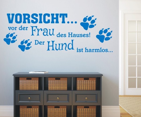 Wandtattoo Spruch | VORSICHT... vor der Frau des Hauses! Der Hund ist harmlos... | 1 | ✔Made in Germany  ✔Kostenloser Versand DE