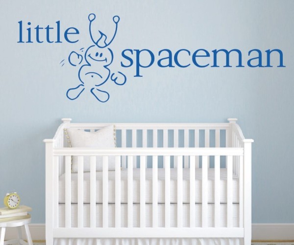 Wandtattoo Kinderzimmer | Ein süßer Außerirdischer mit dem Schriftzug – Little Spaceman